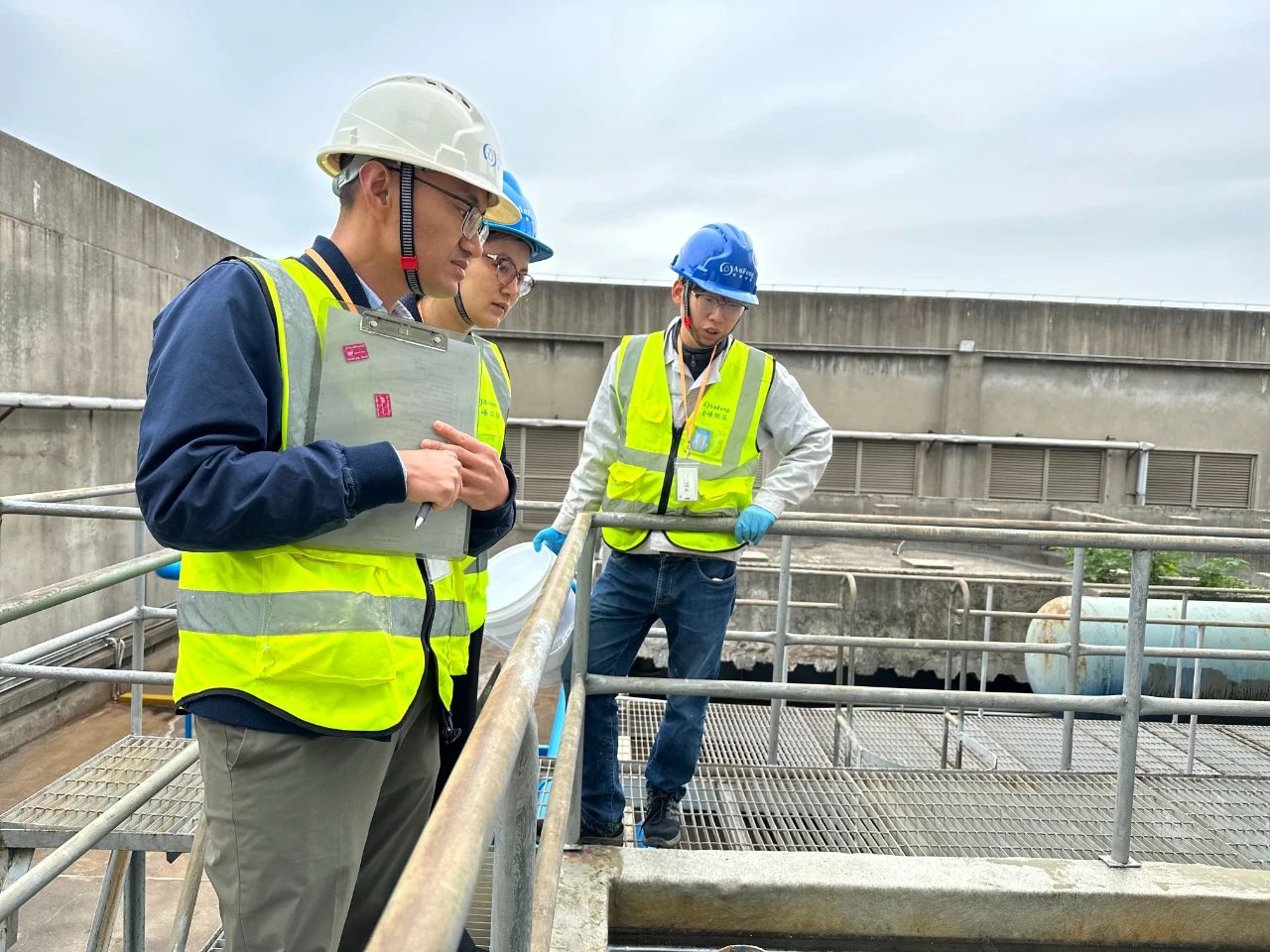 安峰員工在客戶現(xiàn)場服務(wù).jpg 安峰員工在客戶現(xiàn)場服務(wù).jpg